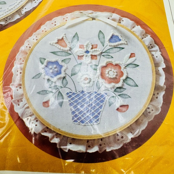 Creative Circle Memory Bouquet 0834 Candlewicking Embroidery Kit 13718 1984 NOS - Picture 2 of 6